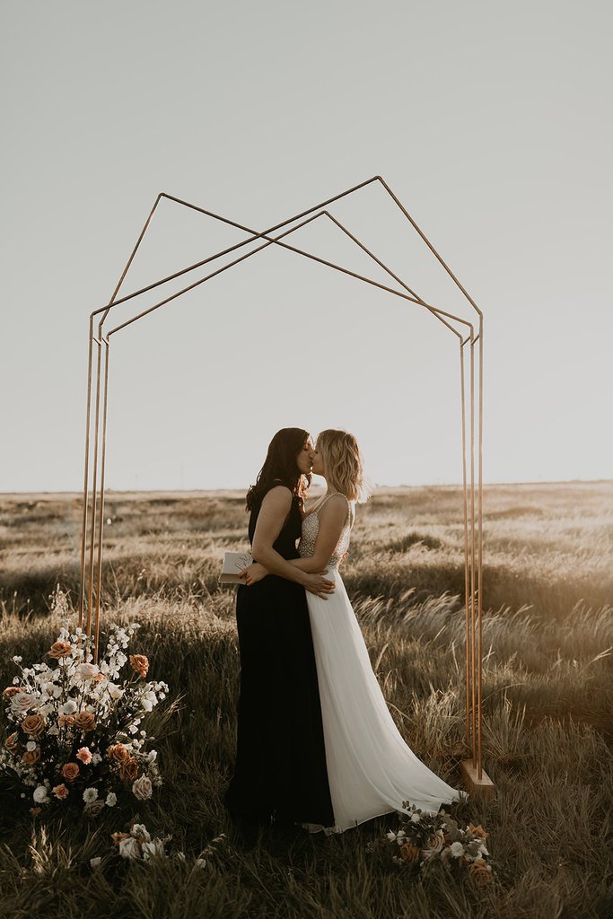brides kiss during Arizona elopement.