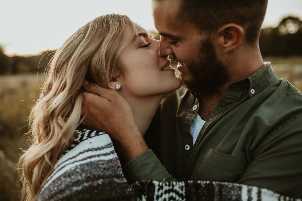 Couple In Love - Passionate couple in a romantic kiss pose - CleanPNG /  KissPNG