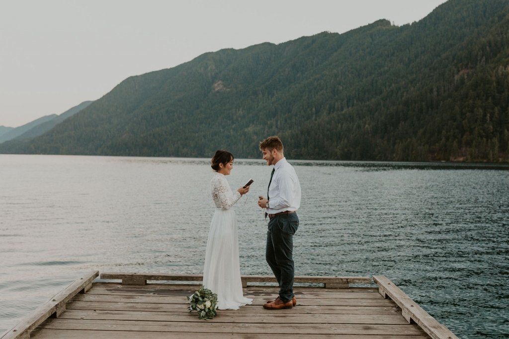 Commitment ceremony during an adventure elopement in Washington